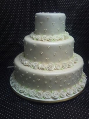 Bolo cenográfico de rosas brancas